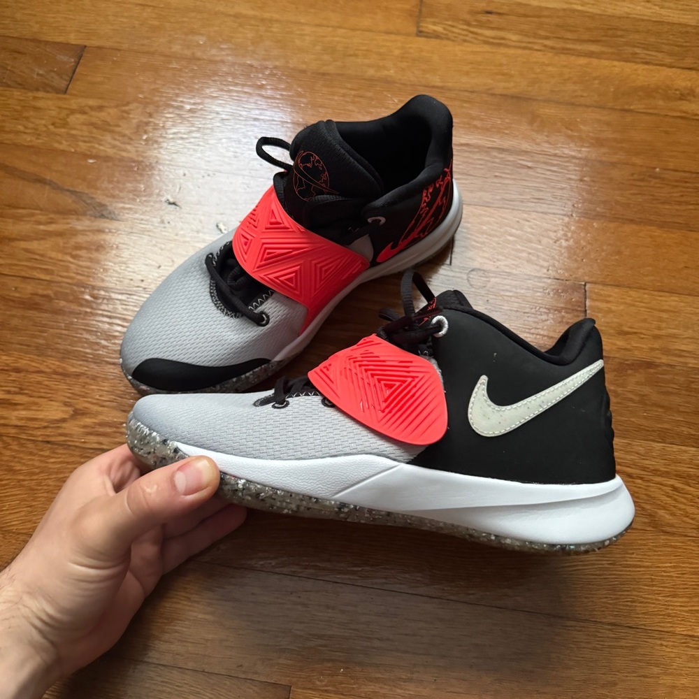 Boys Nike Kyrie Shoes - Picture 3 of 9